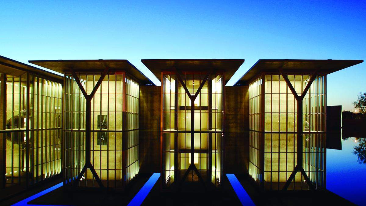 Modern Art Museum of Fort Worth at dusk.