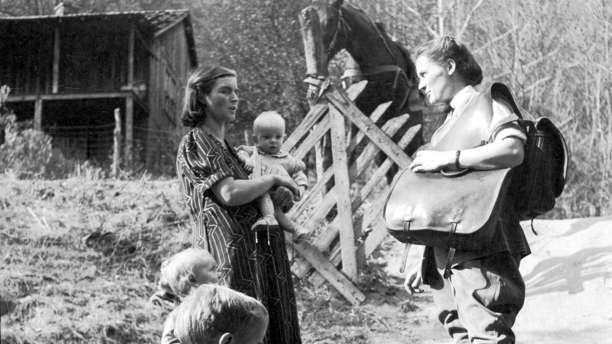 A Frontier Nursing Service nurse visited a family in the 1930s. When Mary Breckinridge started the rural health care program in Leslie and Clay counties in 1925, the area had few roads, so nurses rode horses.