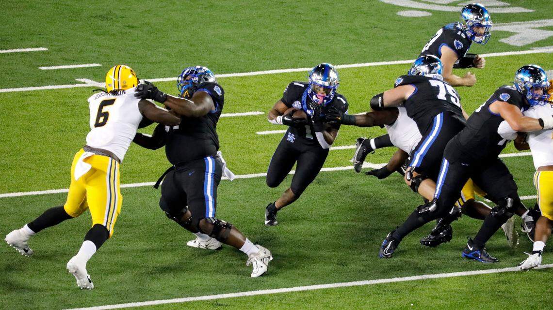Kentucky running back Ray Davis (1) carried 20 times for 128 yards on Saturday night.