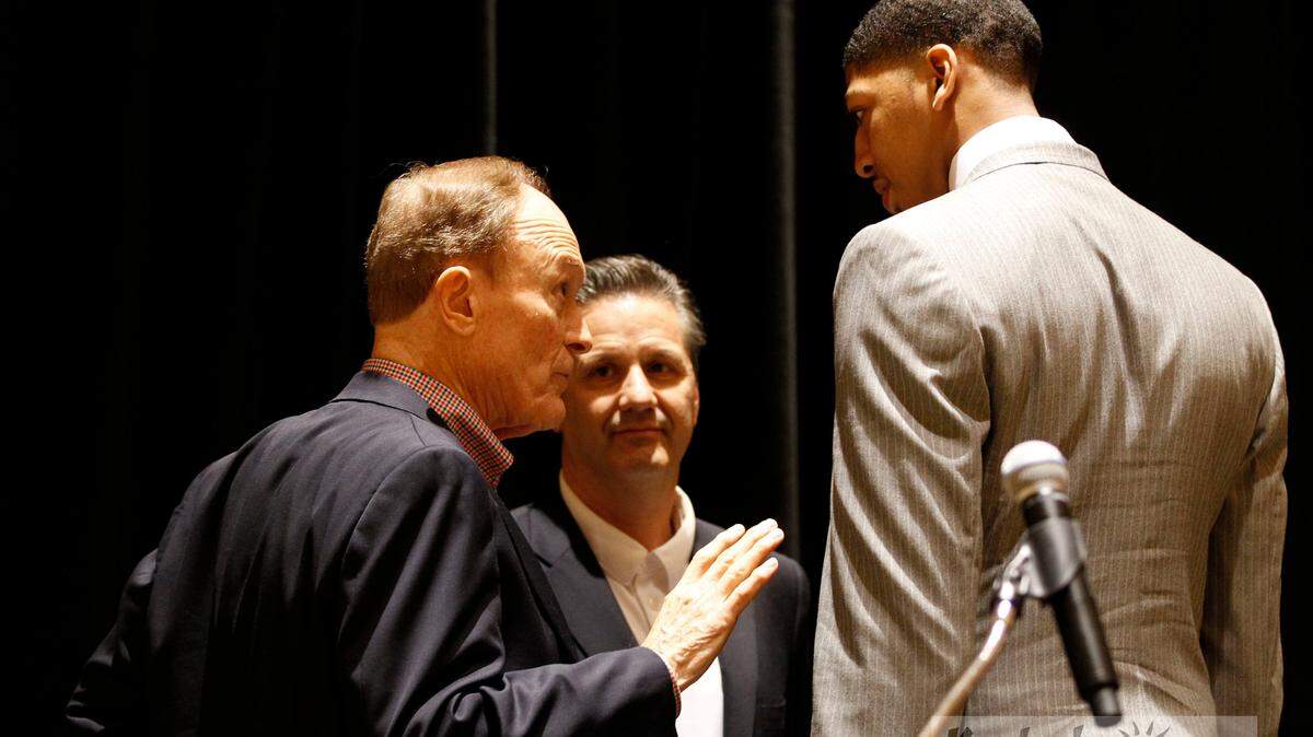 Former LSU Coach Dale Brown, left, talked with UK Coach John Calipari, middle, and Anthony Davis, right, in 2012.