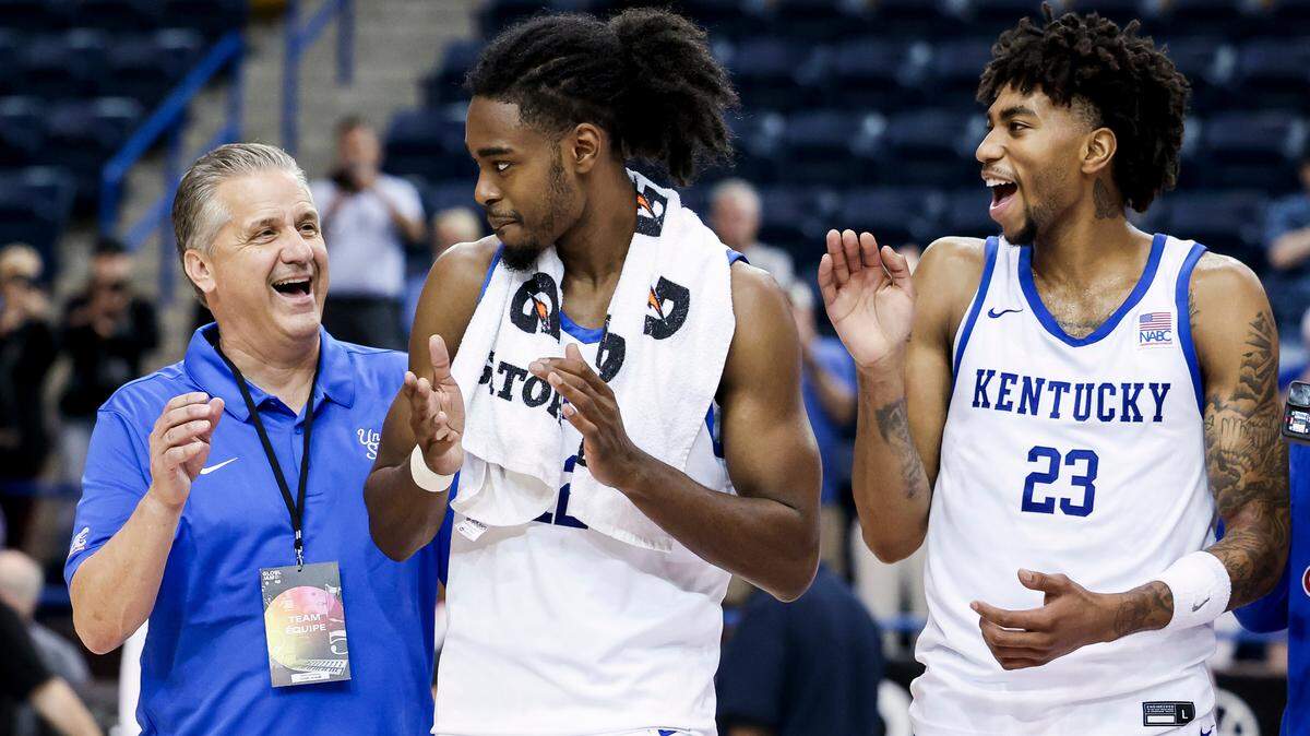 Coach John Calipari celebrated Kentucky’s gold medal victory at the GLOBL JAM with Antonio Reeves, center, and freshman Jordan Burks.