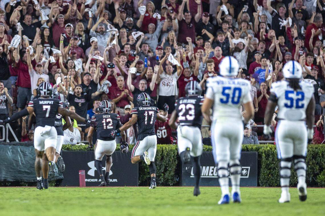 Kentucky offensive linemen Alex Wollschlaeger (50) and Jalen Farmer (52) watch as South Carolina linebacker Jatius Geer (12) scores a touchdown after picking up a loose ball during Saturday’s game at Williams-Brice Stadium in Columbia, S.C.