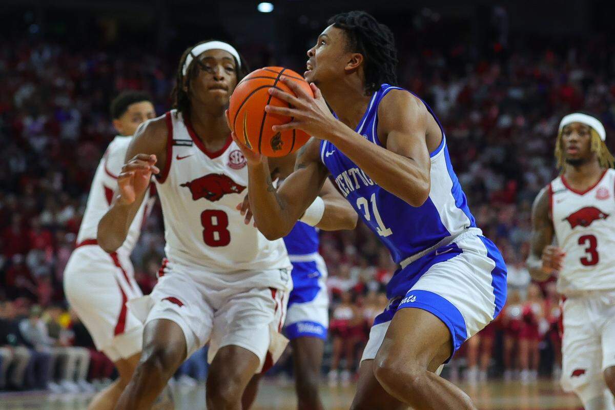 Kentucky’s D.J. Wagner (21) competes against Arkansas on Saturday in Fayetteville, Ark.
