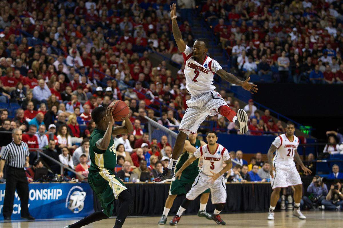 Louisville guard Russ Smith, center, attempts to intercept a pass in the first half against Colorado State in a second-round game of the 2013 men’s NCAA Tournament on March 23, 2013, in Rupp Arena. Louisville beat Colorado State 82-56 on its way to winning the 2013 national championship. The NCAA later vacated that national title for the Cardinals.