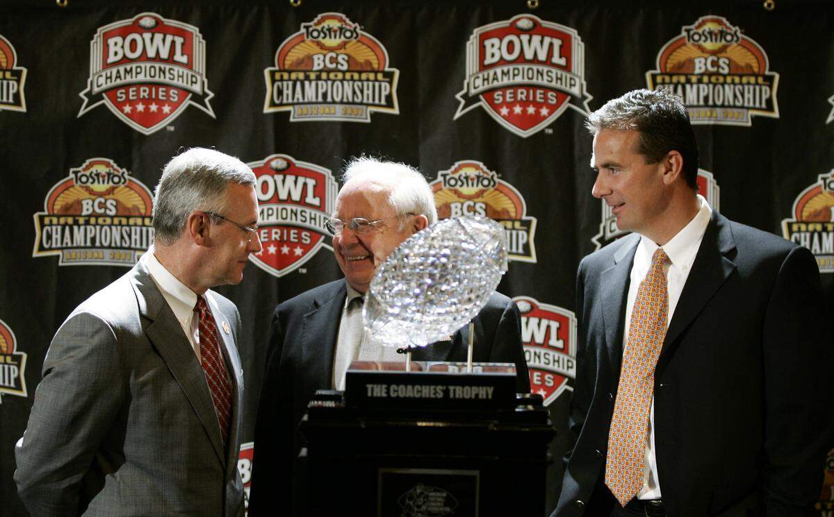 Before the BCS Championship Game that followed the 2006 season, then-Ohio State head coach Jim Tressel, left, and then-Florida head coach Urban Meyer, right, were joined by former Ohio State coach Earle Bruce, center, in Scottsdale, Ariz, on Jan. 7, 2007. Bruce brought Meyer into college football when he hired him as a graduate assistant at Ohio State in 1986.