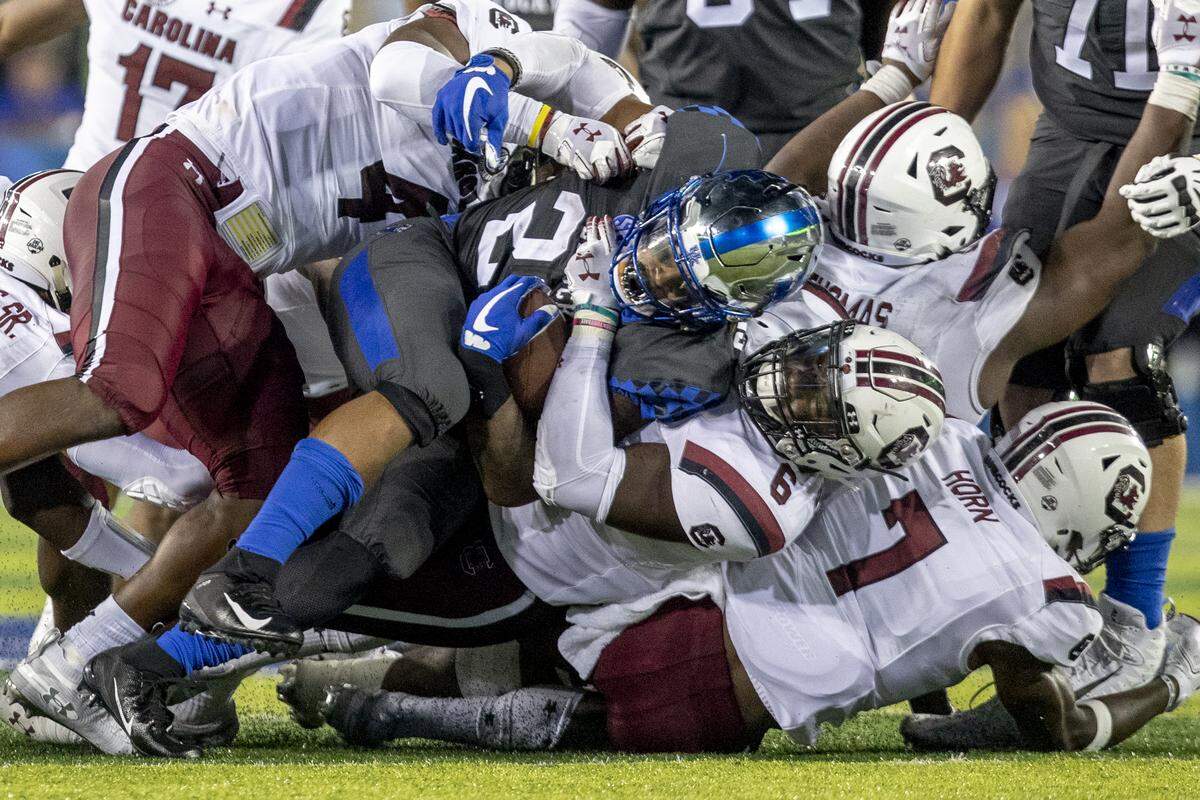 South Carolina linebacker T.J. Brunson (6) tackled Kentucky running back Benny Snell (26) during UK's 24-10 win over the Gamecocks at Kroger Field last season. Brunson made eight stops with two tackles for loss in the game.