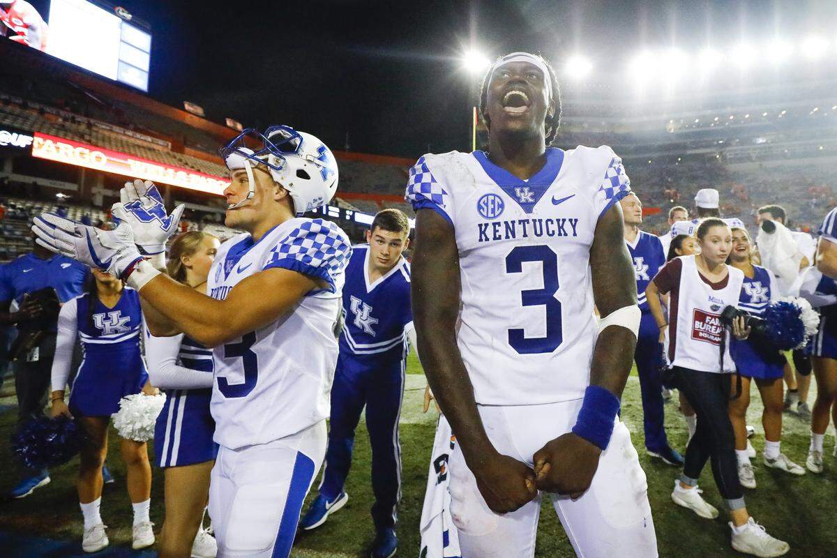 Kentucky quarterback Terry Wilson (3) celebrated after throwing for 151 yards and running for 105 more in UK’s 27-16 win at Florida.