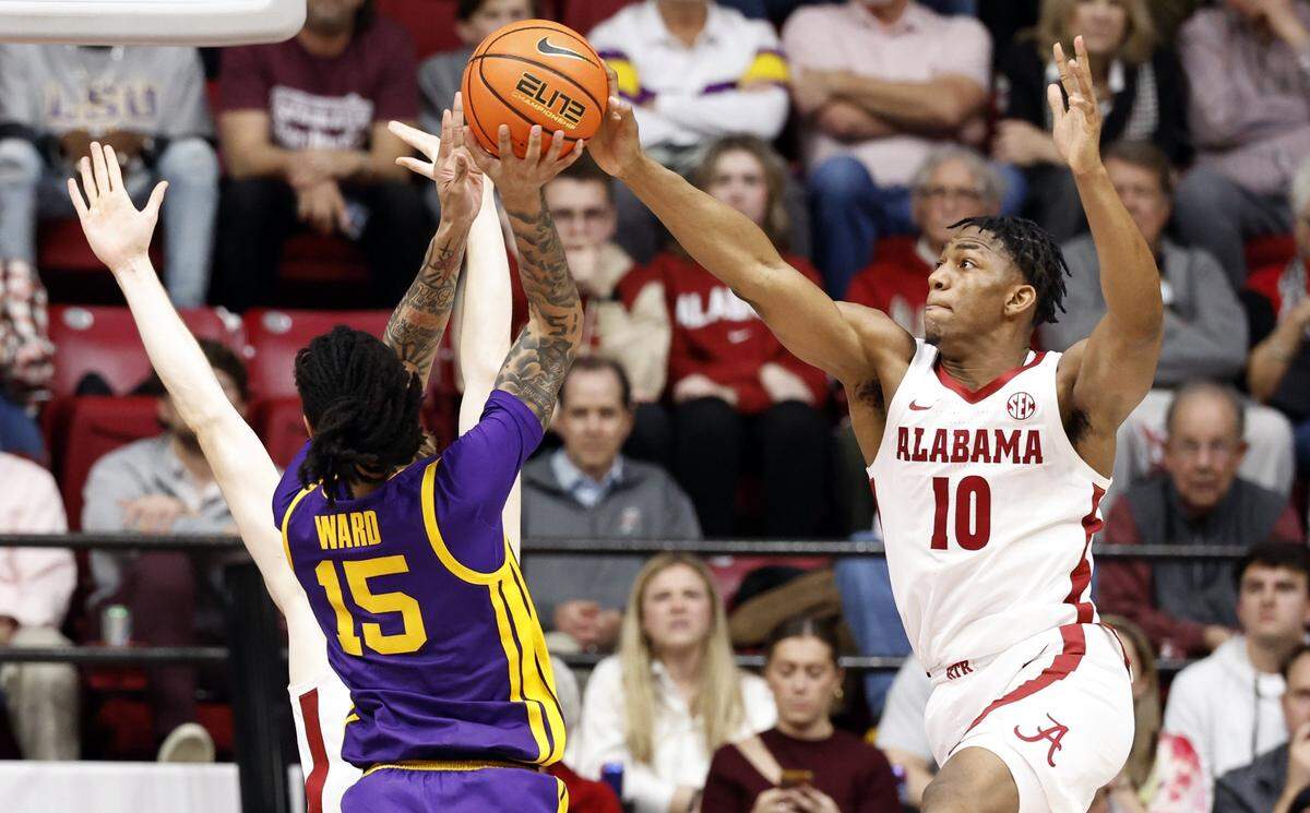 Former Alabama sophomore forward Mouhamed Dioubate (10) is transferring from the Crimson Tide to Kentucky.