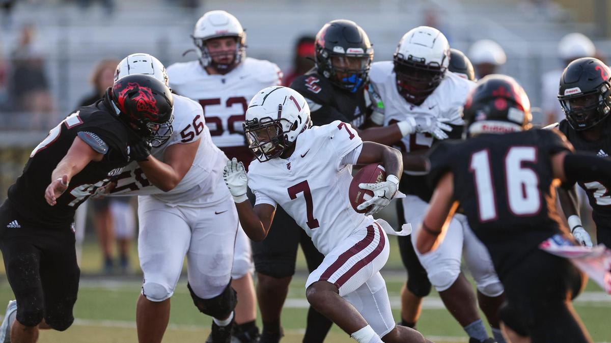 Tates Creek’s Mar’Quevion Smith (7) rushed for 96 yards and a touchdown to help the Commodores turn back Paul Laurence Dunbar on Friday night.