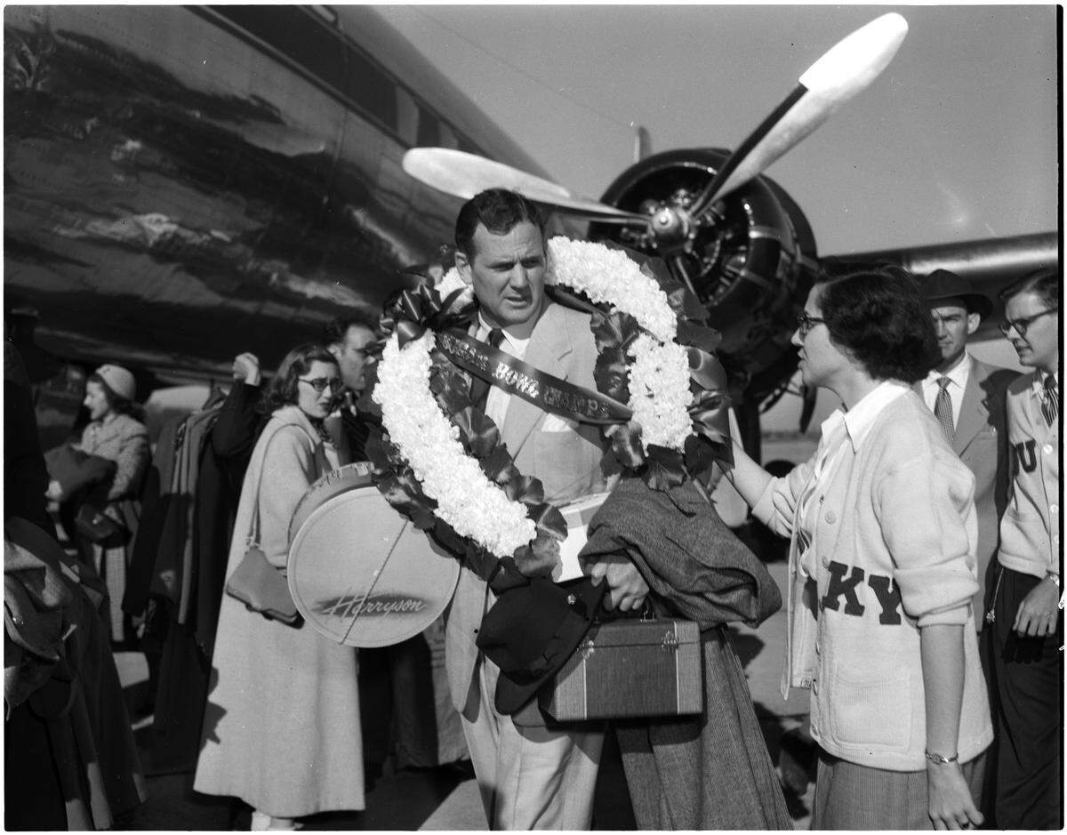 Bear Bryant was greeted at Blue Grass Field in Lexington after Kentucky ended Oklahoma’s 31-game winning streak with a 13-7 upset of the No. 1 Sooners in the 1951 (1950 season) Sugar Bowl.