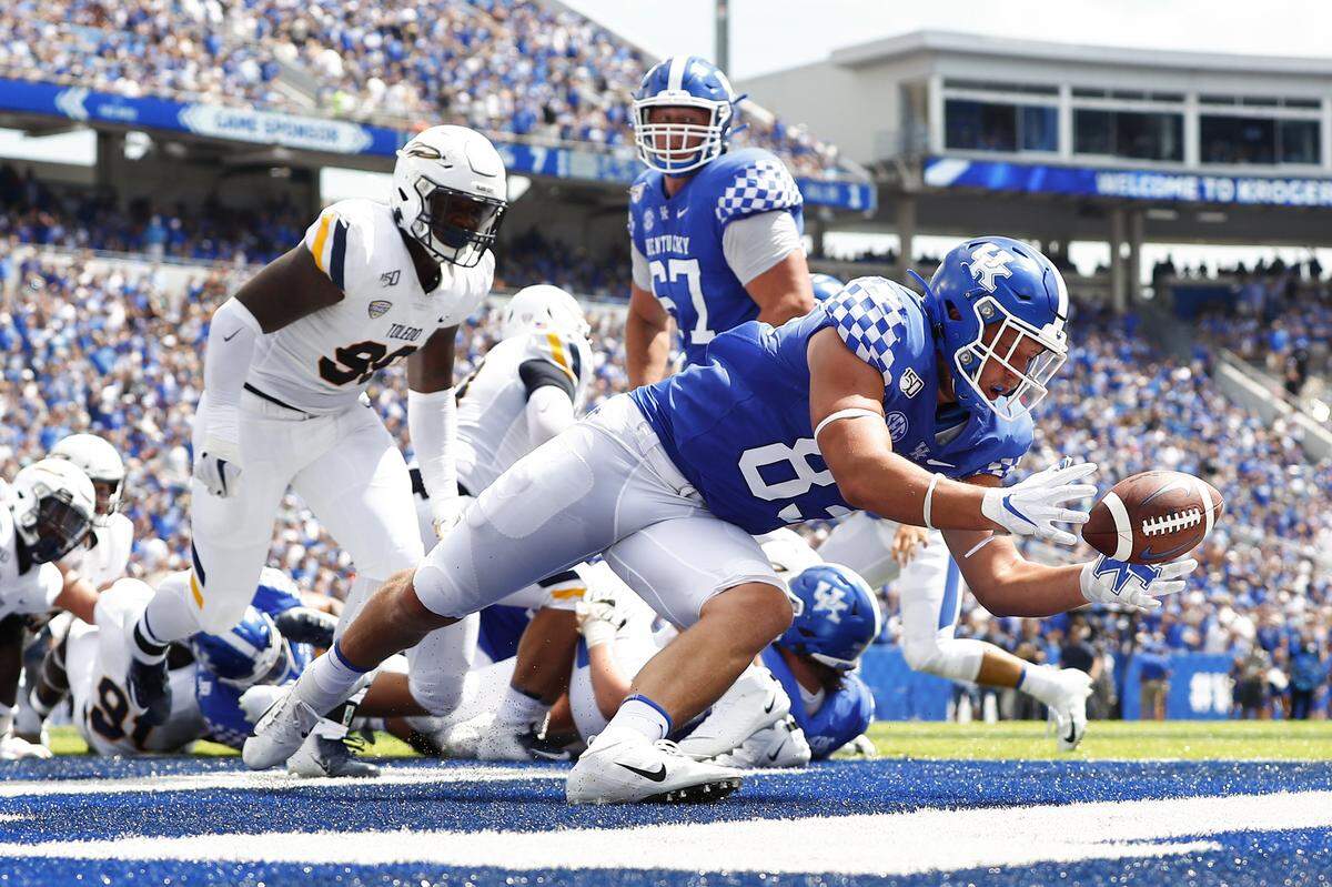 Kentucky tight end Justin Rigg (83) scored a touchdown on a fumble recovery in the end zone in UK’s 38-24 win over Toledo in the season opener.