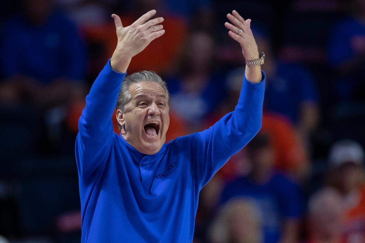 Kentucky head coach John Calipari talks to his players during Wednesday’s game against Florida at the Stephen C. O’Connell Center in Gainesville, Fla.