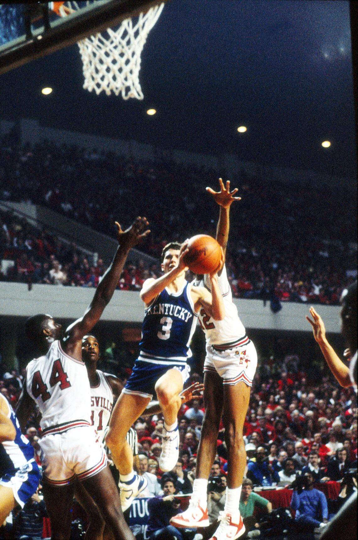 Kentucky’s Rex Chapman drove past Louisville’s Tony Kimbro, left, and Pervis Ellison during UK’s 85-51 win over the Cardinals on Dec. 27, 1986.