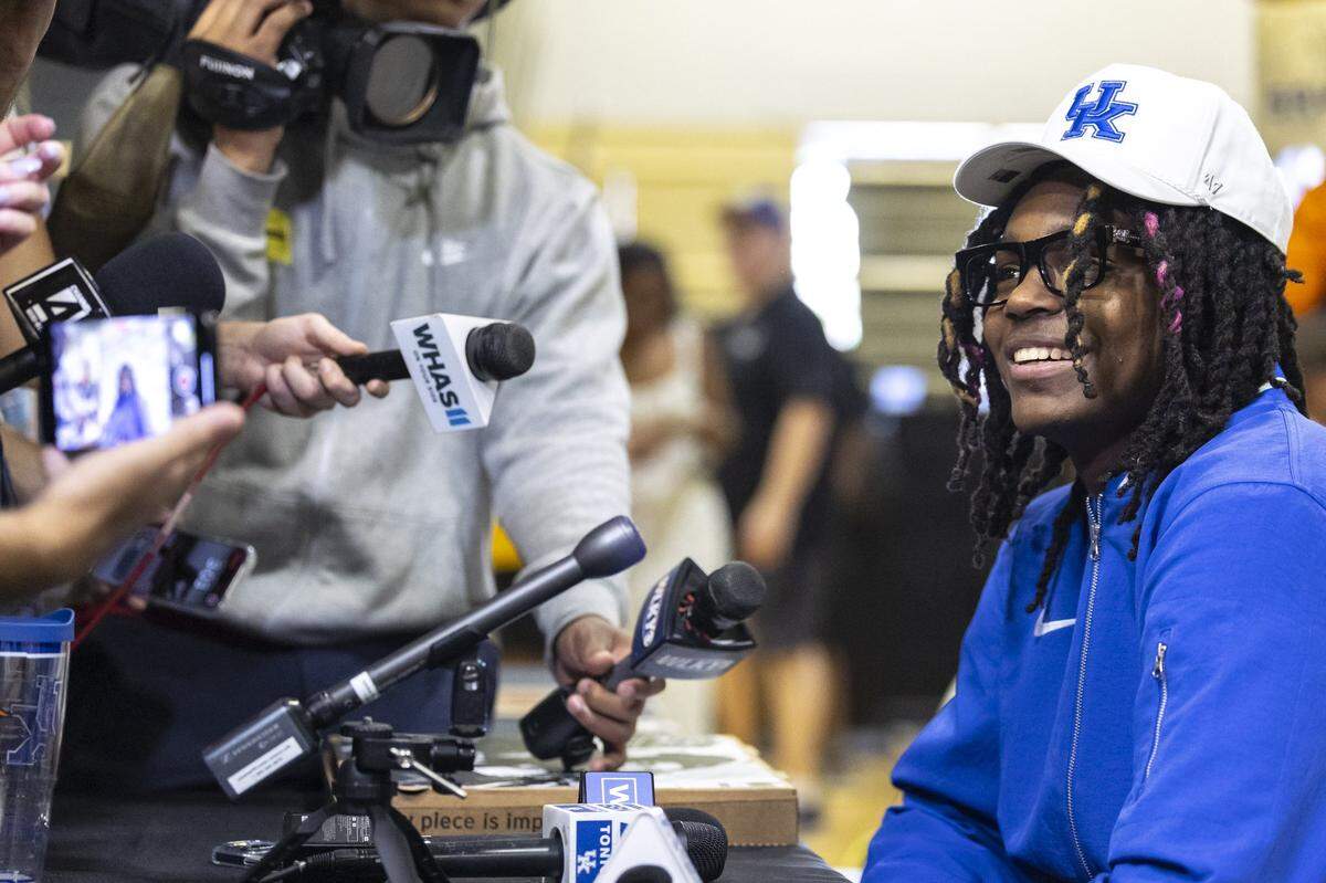 Jasper Johnson, a class of 2025 college basketball recruit and a former Woodford County High School basketball star, committed to play for the University of Kentucky last Thursday. Johnson’s father, Dennis, and his uncle, Derrick, are former UK football players.