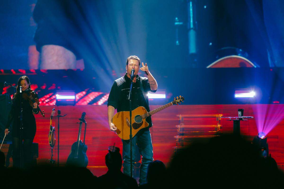 Blake Shelton previewed his new Friends & Heroes tour with a six-show run (over 11 nights) at The Colosseum at Caesar’s Palace in Las Vegas. He’ll kick it off in Lexington at Rupp Arena on Feb. 27.
