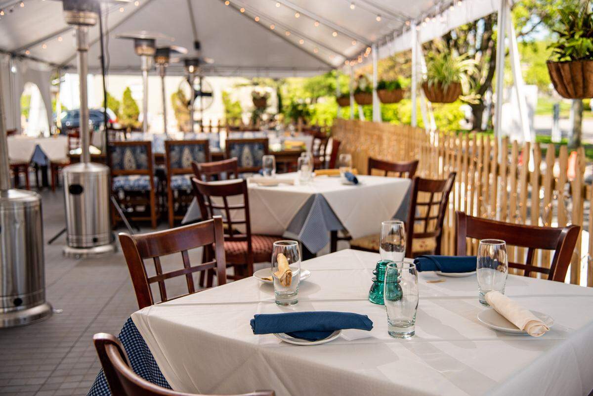 Cole’s 735 will offer several choices for its four-course Lexington Restaurant Week special, including entrees of Petite Filet, Mahi Mahi or Chicken Primavera. All come with lobster bisque or salads, appetizers and desserts.