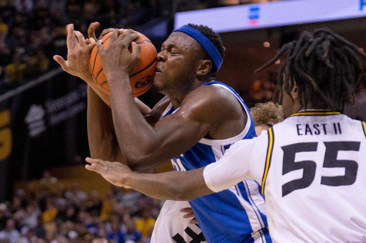 Kentucky’s Oscar Tshiebwe battled Missouri’s Sean East (55) for a rebound during the first half of UK’s 89-75 loss at Missouri last season. East, a Louisville native, scored 12 points off the bench for Mizzou. Tshiebwe led UK with 23 points and 19 rebounds.
