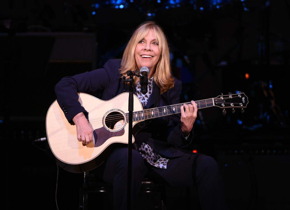 Rickie Lee Jones performs at the Grand Theatre Frankfort Friday night.