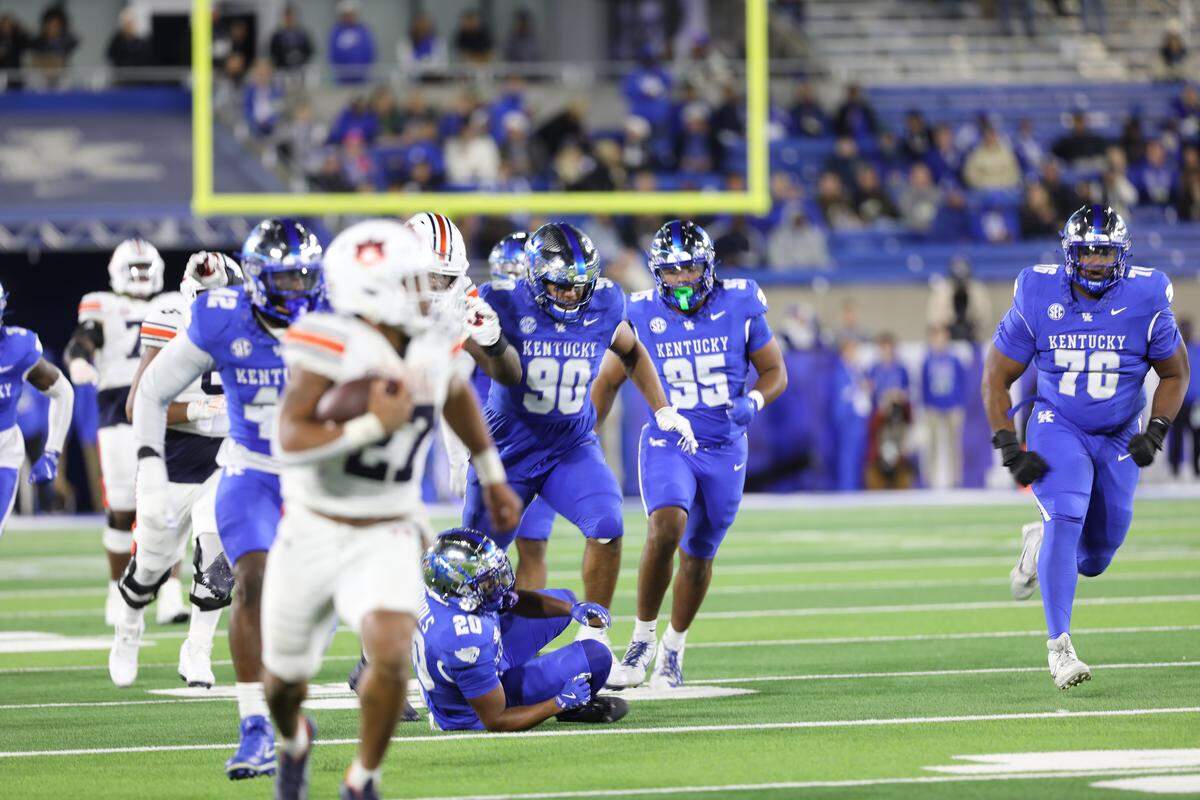 Auburn running back Jarquez Hunter ran for 278 yards and two touchdowns to lead the Tigers to a 24-10 win against Kentucky last season at Kroger Field. Hunter is now with the Los Angeles Rams.