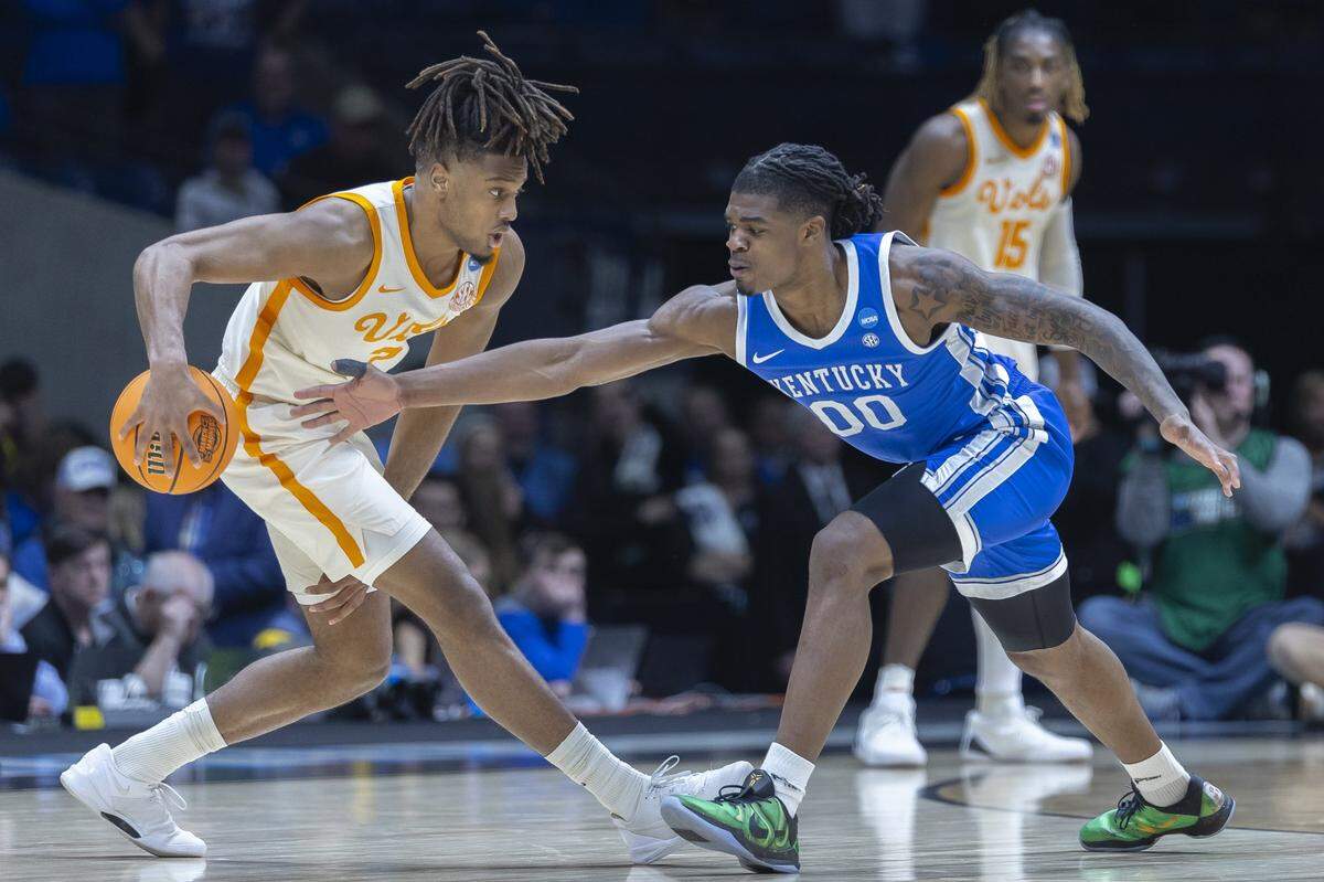 Kentucky guard Otega Oweh (00) tries to steal the ball from Tennessee guard Chaz Lanier (2) during a Sweet 16 game at Lucas Oil Stadium in Indianapolis on Friday.