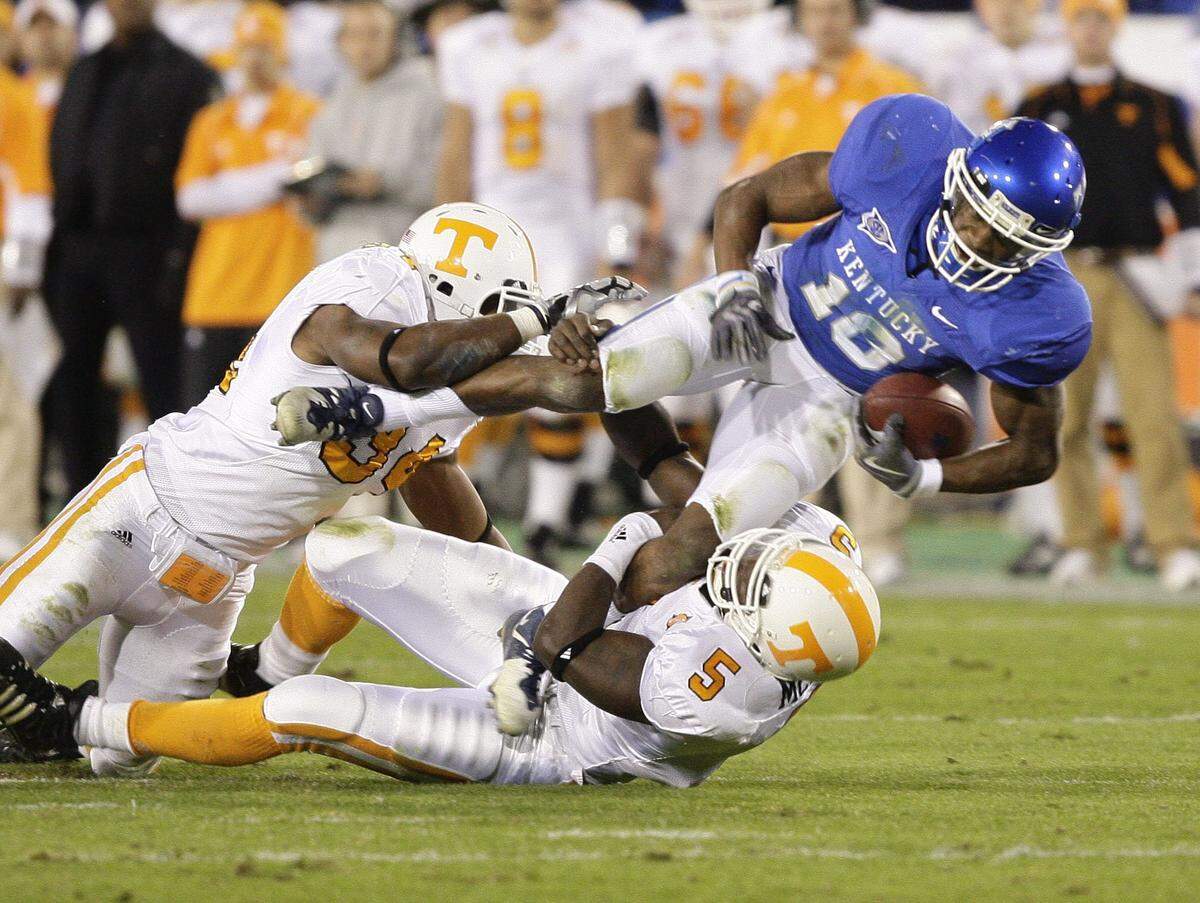 Kentucky’s Randall Cobb ran for yardage during UK’s 30-24 overtime loss to Tennessee in 2009.