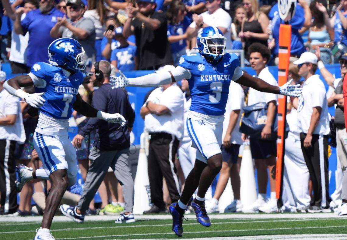 Kentucky senior linebacker Alex Afari (3) is tied for second in the FBS with 16 solo tackles.