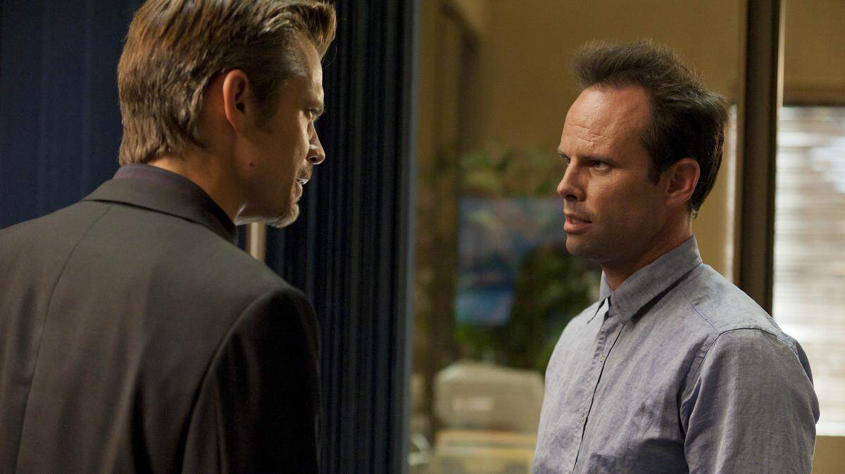 JUSTIFIED: Episode 301: THE GUNFIGHTER (Airs Jan. 17, 10:00 PM ET/PT). Pictured L-R: Timothy Olyphant and Walton Goggins. CR: Prashant Gupta / FX.