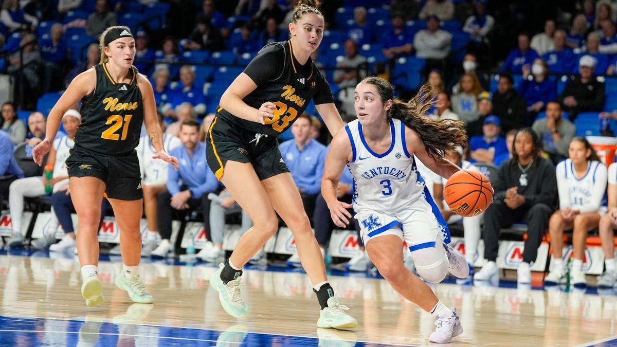 Kentucky guard Georgia Amoore (3) plays against Northern Kentucky at Memorial Coliseum on Nov. 7.