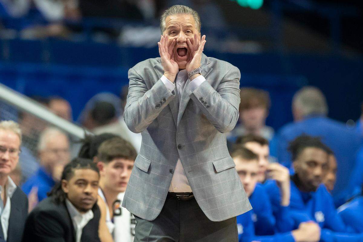 Kentucky head coach John Calipari talks to his players during Monday’s game against Saint Joseph’s.