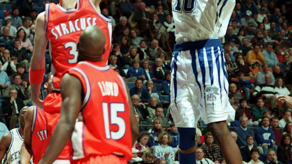 Kentucky's Andre Riddick put up a shot against Syracuse during a 77-71 UK victory in Rupp Arena on Feb. 5, 1995. (Frank Anderson | Herald-Leader)