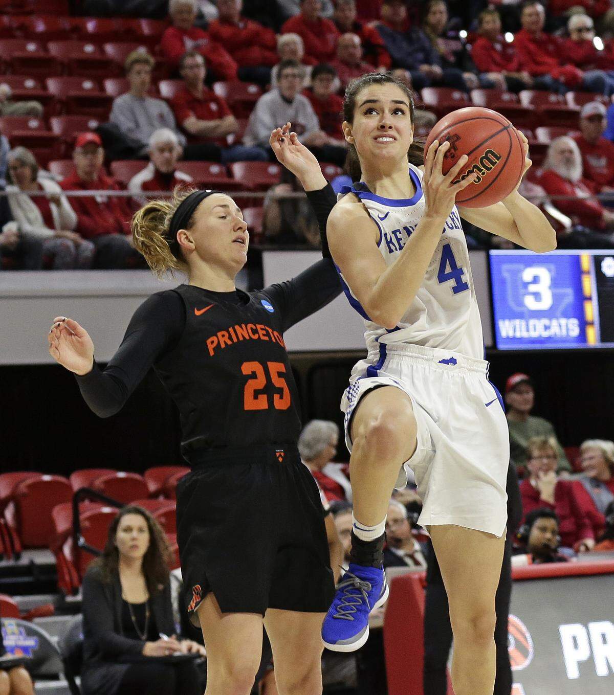 Kentucky’s Maci Morris drove against Princeton’s Gabrielle Rush.
