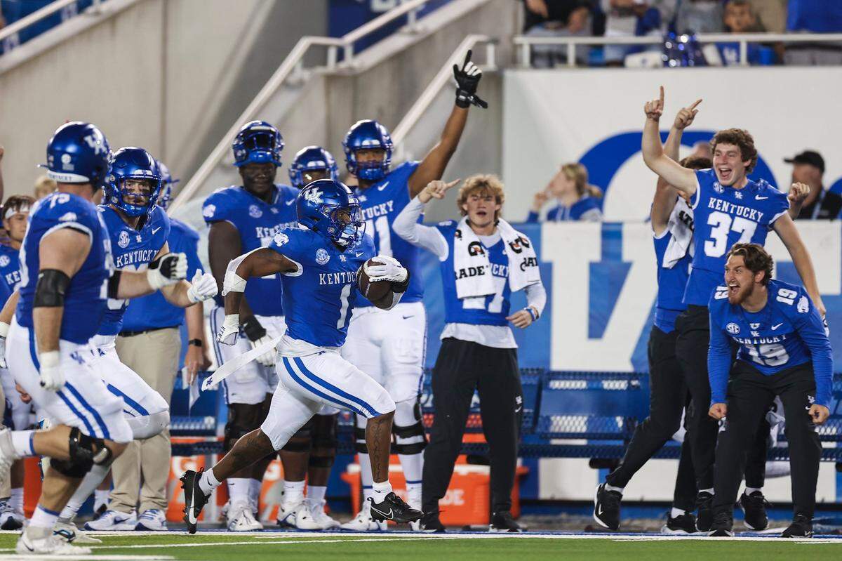 Kentucky running back Ray Davis (1) runs the ball for a touchdown against Akron at Kroger Field on Saturday.