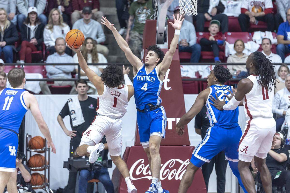 Kentucky’s Koby Brea (4) tries to cut off Alabama’s Mark Sears (1) during Saturday’s game at Coleman Coliseum in Tuscaloosa, Ala. Sears led the Crimson Tide to victory with 30 points.