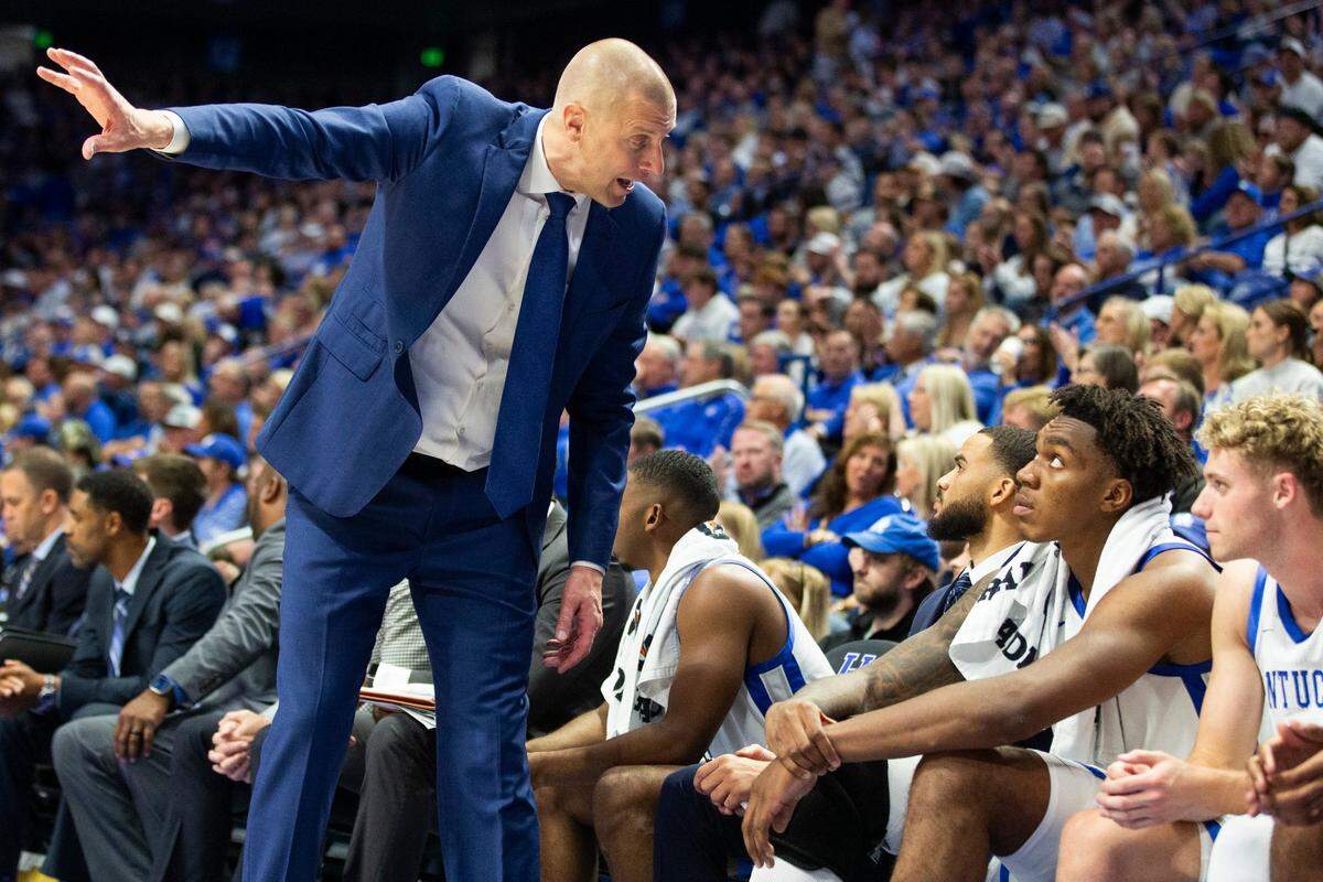 Kentucky head coach Mark Pope speaks with UK center Amari Williams on the bench during a game against Bucknell on Nov. 9.