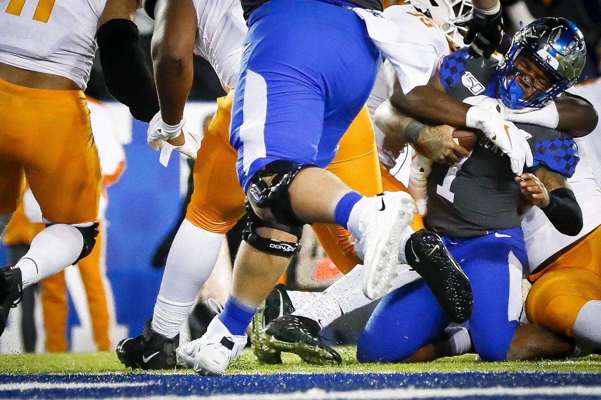 Tennessee linebacker Daniel Bituli (35) and defensive lineman Ja’Quain Blakely (48) stopped Kentucky star Lynn Bowden short of the end zone on fourth-and-goal from the 2-yard line to preserve UT's 17-13 win over Kentucky last season at Kroger Field.