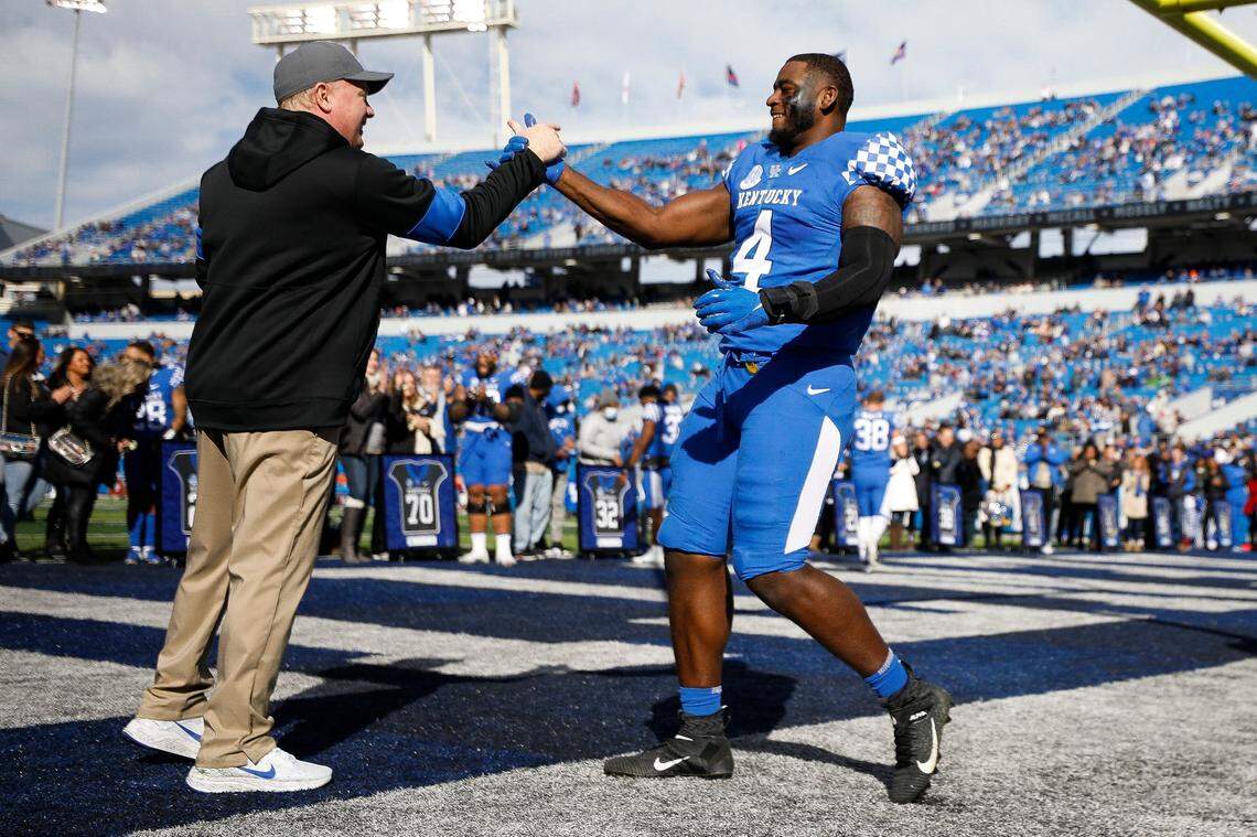 Kentucky defensive end Josh Paschal, right, was named Jason Witten Collegiate Man of the Year for the 2021 season.