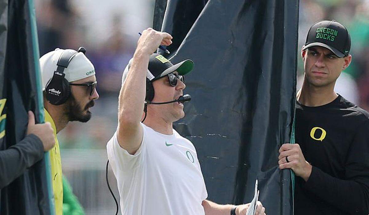 EVANSTON, ILLINOIS - SEPTEMBER 13: Offensive coordinator Will Stein of the Oregon Ducks looks on during the first half against the Northwestern Wildcats at Northwestern Medicine Field at Martin Stadium on September 13, 2025 in Evanston, Illinois. (Photo by Michael Reaves/Getty Images)