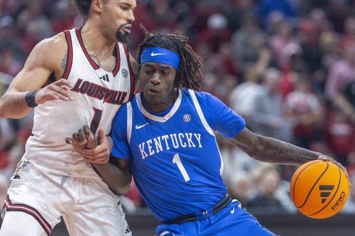 Kentucky guard Denzel Aberdeen, right, had 26 points, seven rebounds and three assists in the Wildcats’ 96-88 loss at Louisville last week.
