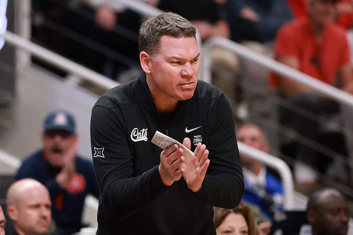 Arizona coach Tommy Lloyd is expected to start three freshmen when the Wildcats face Michigan in the men’s basketball NCAA Final Four. The total number of freshmen expected to start in the 2026 national semifinals, six, is the most in the past 10 years.