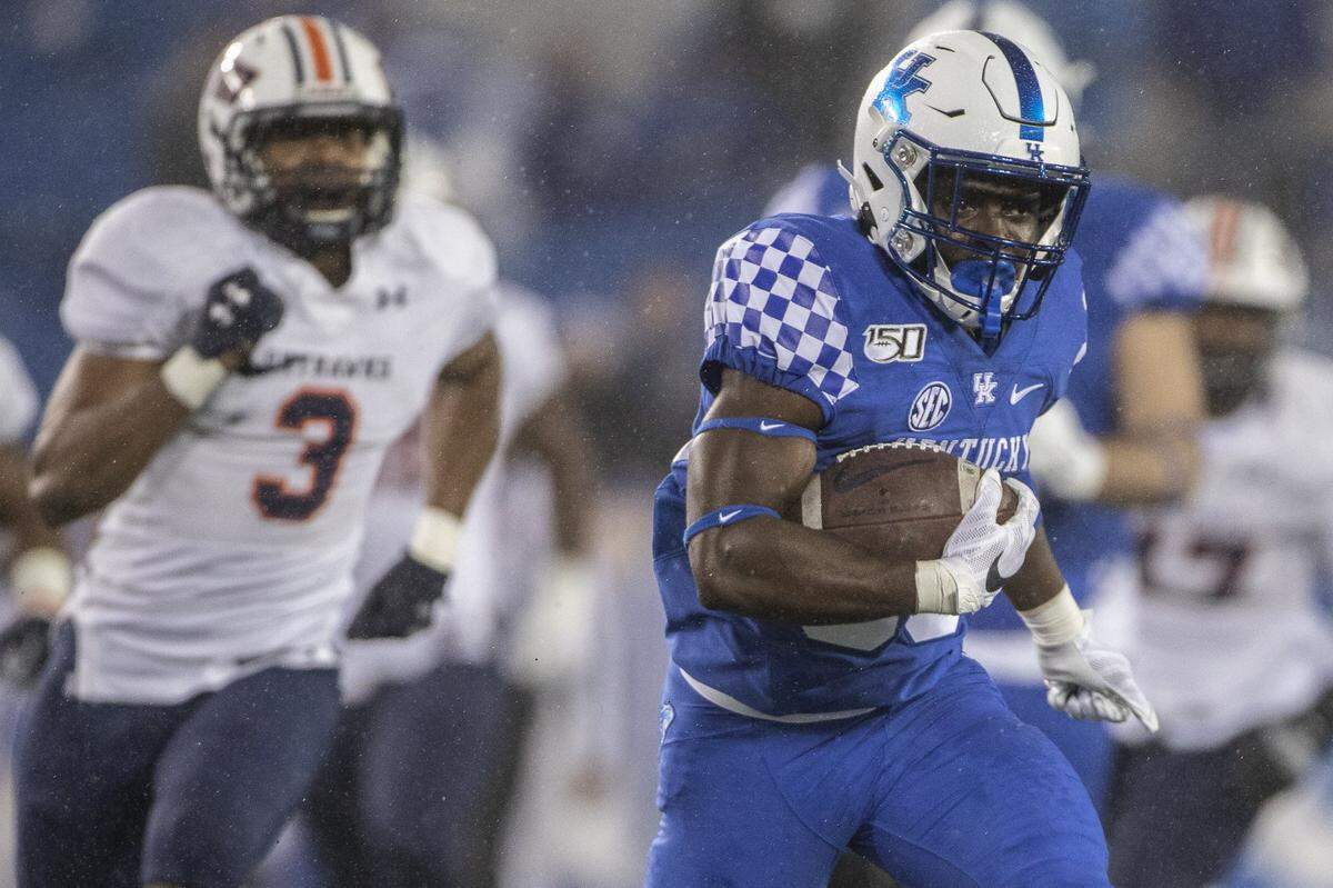 Kentucky running back Travis Tisdale (33) is among several Wildcats from the 2021 team who entered the NCAA transfer portal.