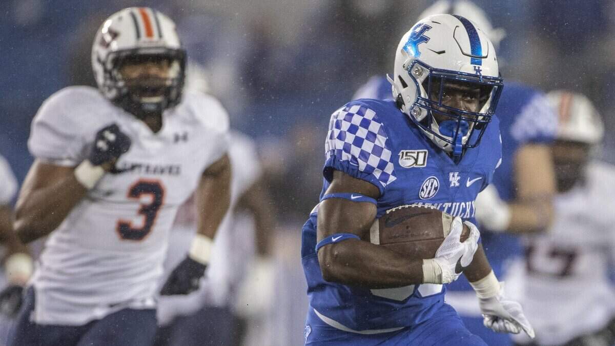 Kentucky running back Travis Tisdale (33) entered the NCAA transfer portal on Tuesday.