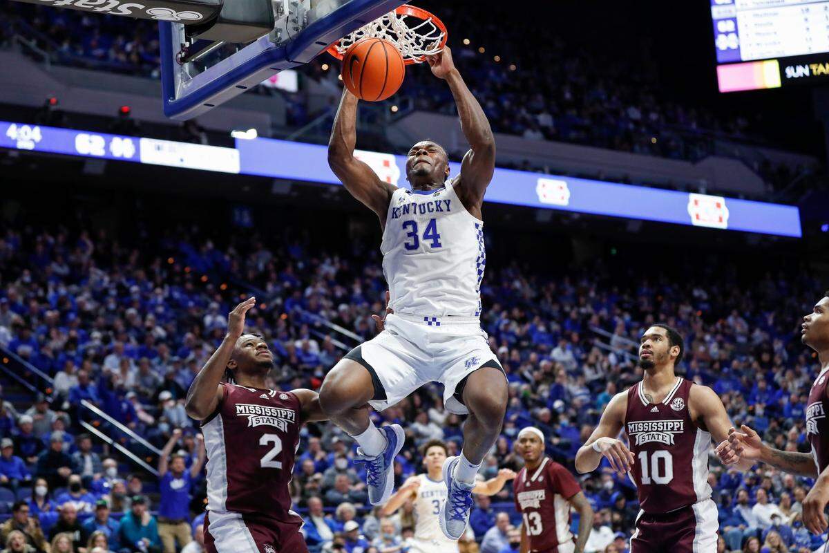 Kentucky’s Oscar Tshiebwe (34) averaged 17.4 points and 15.1 rebounds per game last season.