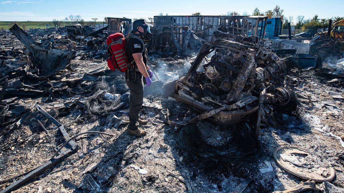 Members of the Kentucky National Guard’s 41st Civil Support Team survey the site of a fatal civilian airplane crash in Louisville, Ky., Nov. 5, 2025. The team is testing air quality to evaluate the presence of toxic chemicals. (U.S. Air National Guard photo by Phil Speck)