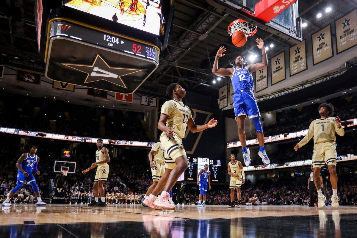 Kentucky’s Antonio Reeves dunks against Vanderbilt during Tuesday’s game at Memorial Gymnasium in Nashville.