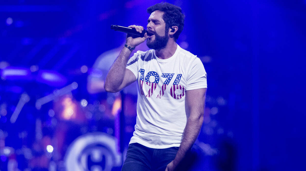 Thomas Rhett on stage in his T-shirt Thursday night at Rupp arena.
