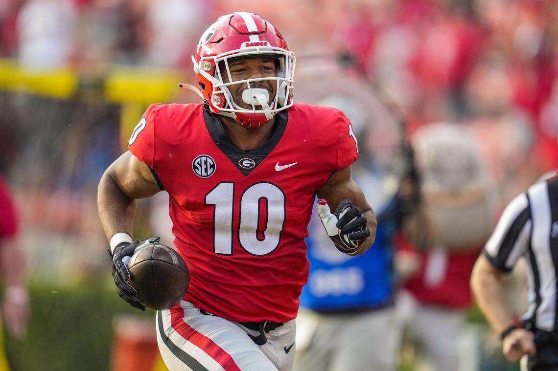 Then-Georgia linebacker Jamon Dumas-Johnson (10) celebrated after returning an interception for a touchdown in the Bulldogs’ 56-7 win over UAB in the second game of the 2021 season. When the Bulldogs visit Kroger Field on Saturday, Dumas-Johnson, now a Kentucky Wildcat, will be an opponent.