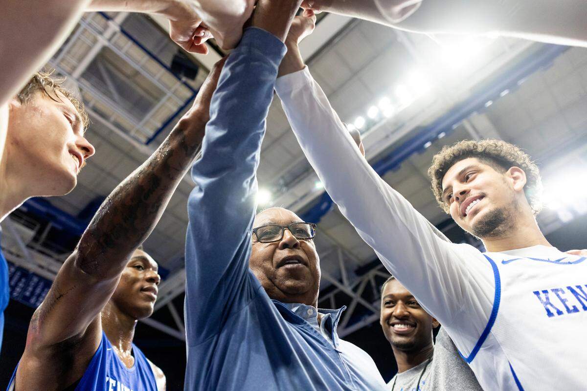 Kentucky guard Koby Brea, right, shared a huddle with teammates and former Wildcats head coach Tubby Smith, center, during one of the team’s practices this summer.