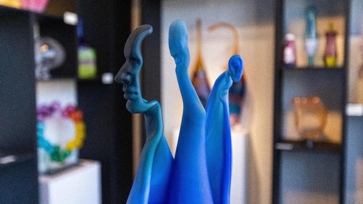 Sculpted glass artwork by artist Jack Gramann titled ‘Ocean Shift’ featured in the center of the gallery space at Lexington’s Trifecta Glass Art Lounge.