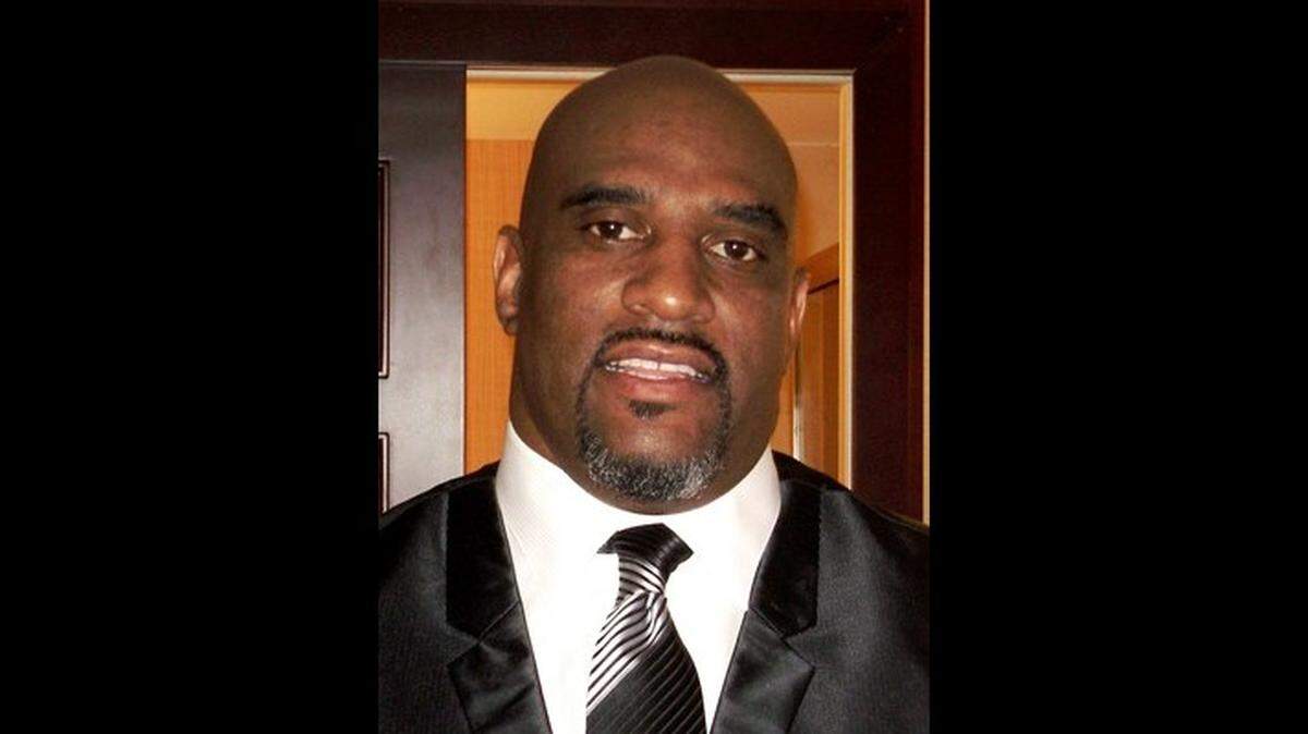 Former EKU running back and eight-year NFL veteran Tim Lester died this week at age 52 because of complications from COVID-19, according to reports.