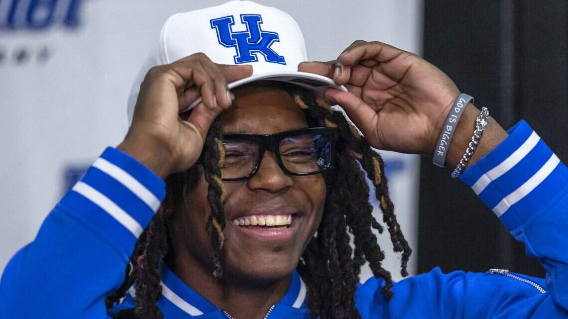 Jasper Johnson and Malachi Moreno are staying home to play at UK. Mark Pope explains why.